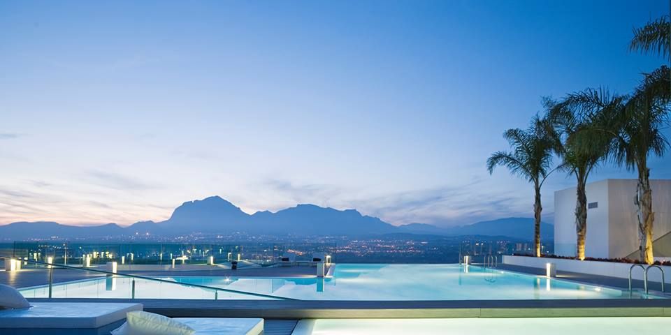 Blue, Sky, Swimming pool, Resort, Real estate, Azure, Aqua, Arecales, Mountain range, Resort town, 