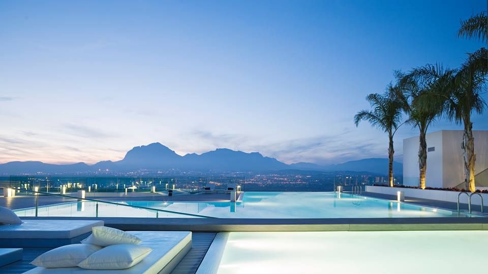 Blue, Sky, Swimming pool, Resort, Real estate, Azure, Aqua, Arecales, Mountain range, Resort town, 