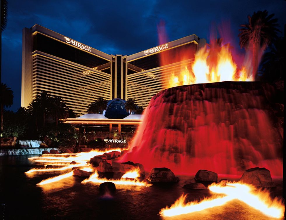 Fountain, Heat, Water feature, Amber, Commercial building, Geological phenomenon, Fire, Tower block, Flame, Metropolis, 