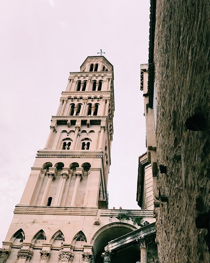 Architecture, Landmark, Building, Tower, Town, Medieval architecture, Wall, Church, Facade, Arch, 