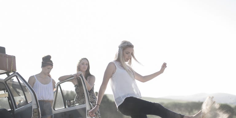 Chicas con coche averiado