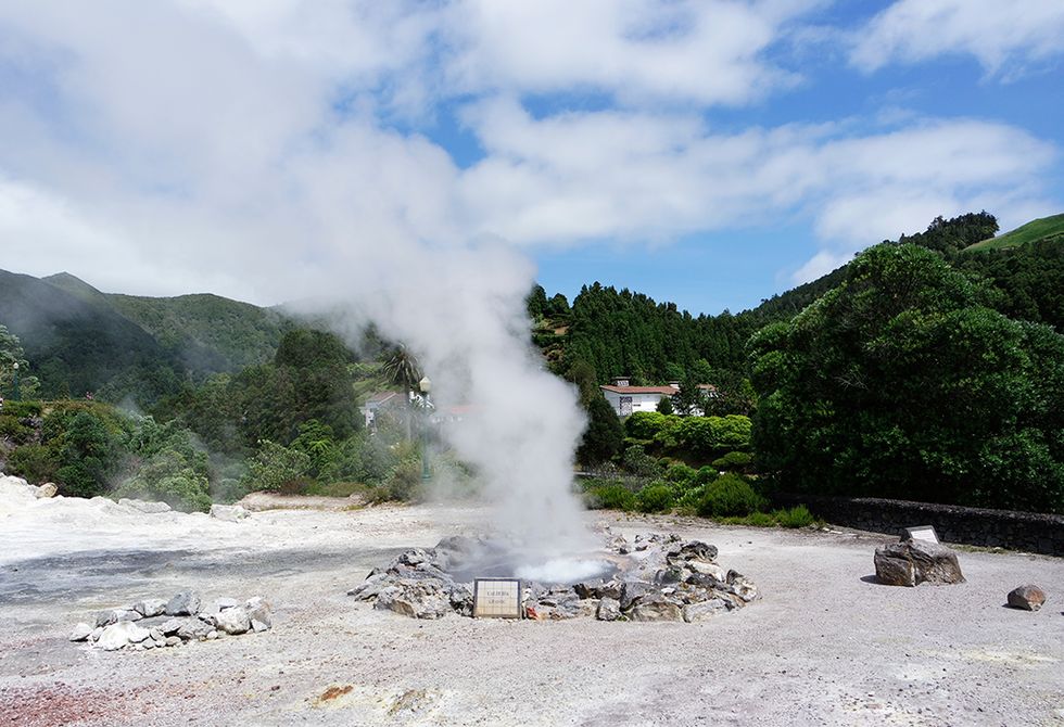 Water resources, Geyser, Water, Sky, Hot spring, Watercourse, Vacation, National park, Tourism, Mountain, 