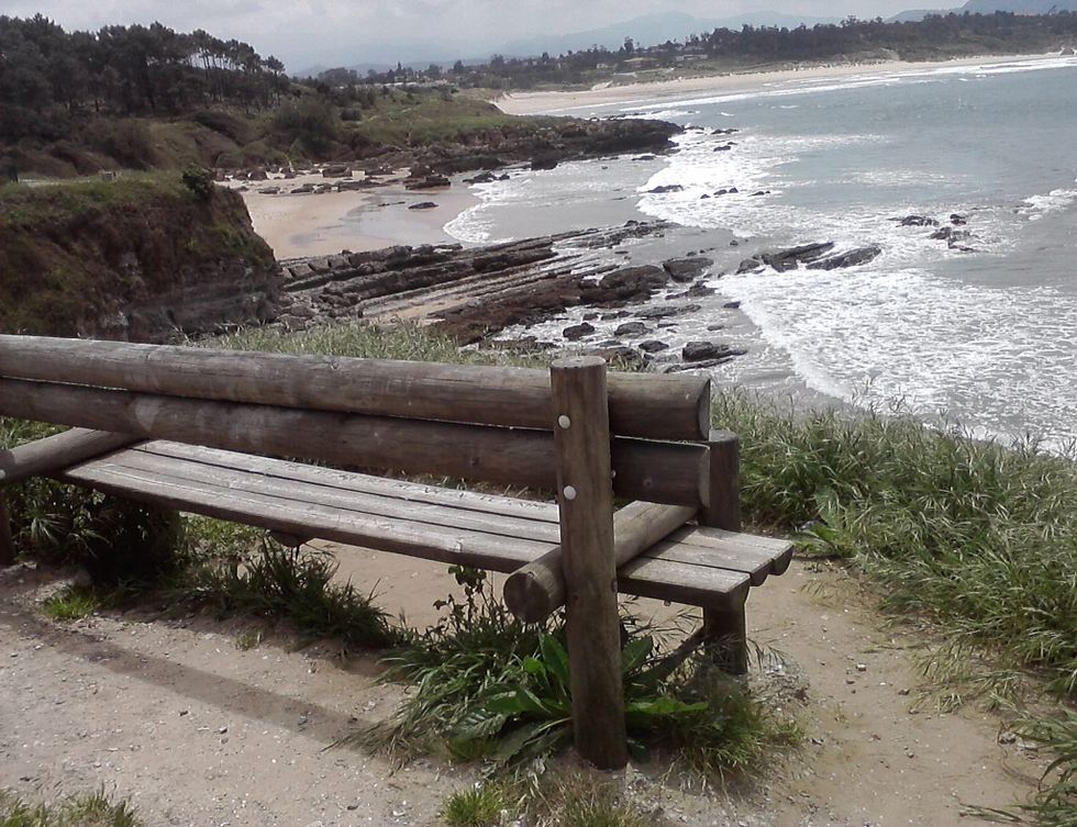 Body of water, Coastal and oceanic landforms, Bench, Shore, Coast, Outdoor bench, Furniture, Street furniture, Outdoor furniture, Bank, 