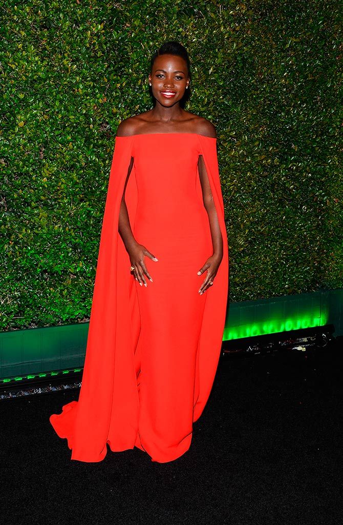 Morenas con cheap vestido rojo