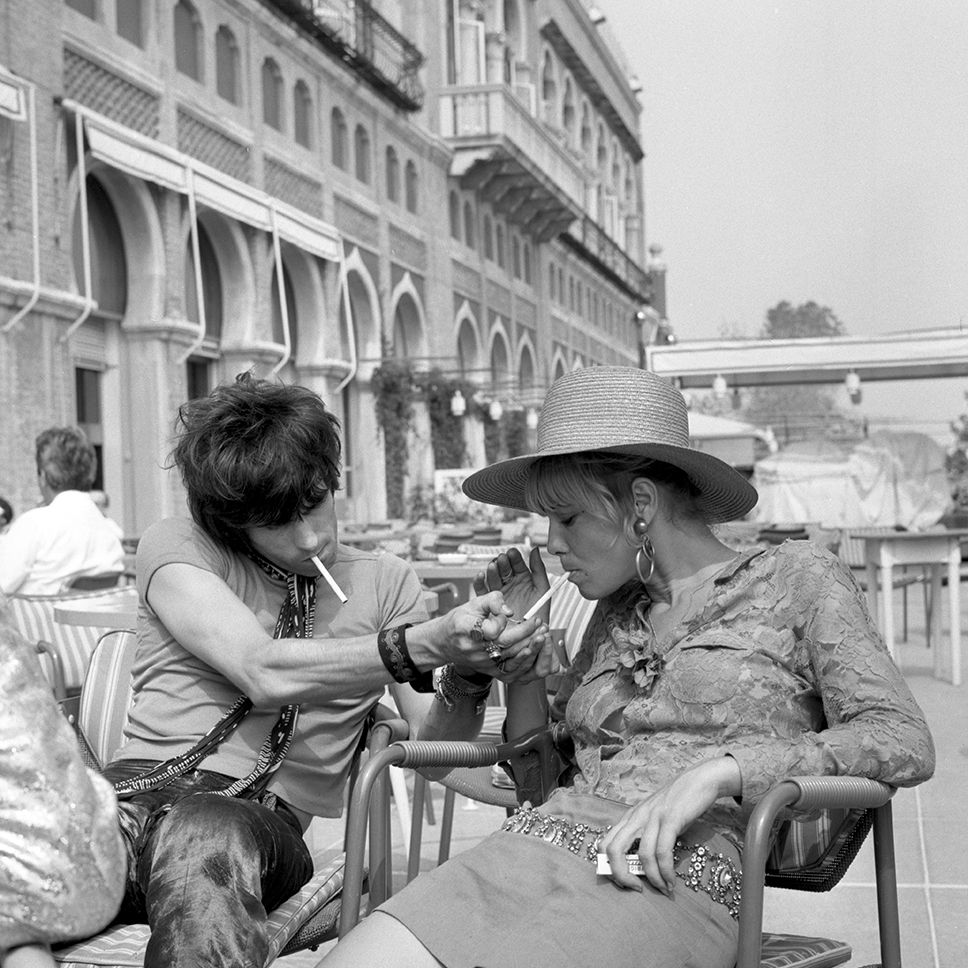 Photograph, White, People, Black-and-white, Sitting, Monochrome, Snapshot, Monochrome photography, Photography, Street, 