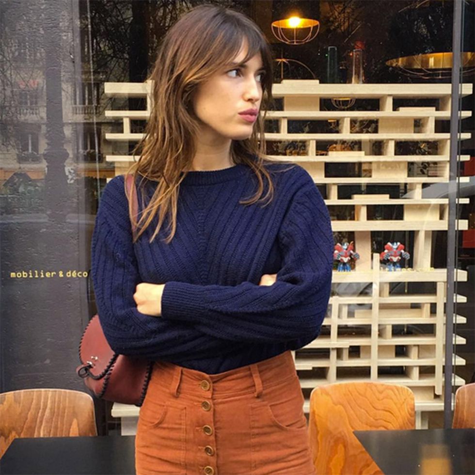 Clothing, Shoulder, Neck, Outerwear, Sleeve, Sweater, Jeans, Waist, Street fashion, Brown hair, 