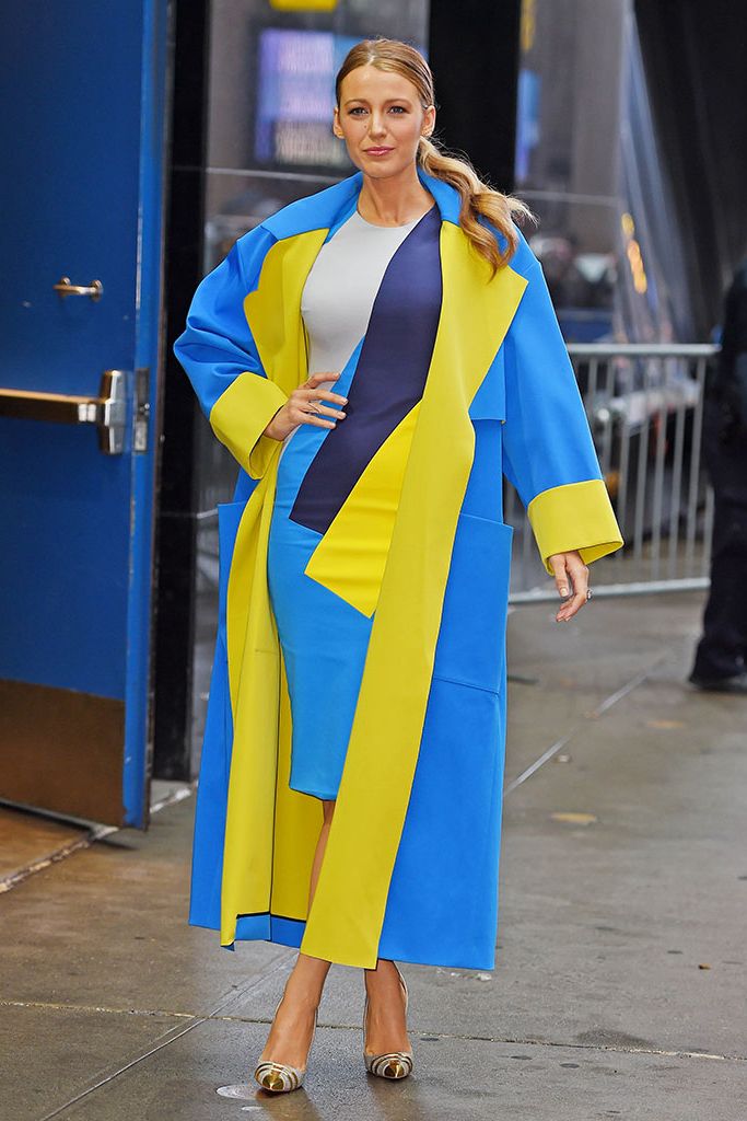 Yellow, Slipper, Electric blue, Street fashion, Door, Fashion, Sandal, Cobalt blue, One-piece garment, Majorelle blue, 