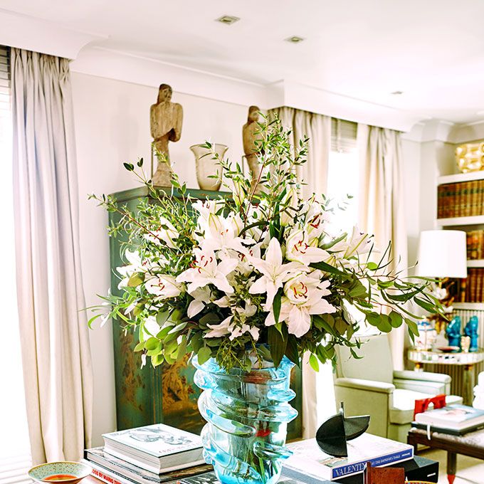 Interior design, Room, Bouquet, Table, Interior design, Centrepiece, Petal, Flower Arranging, Home, Vase, 