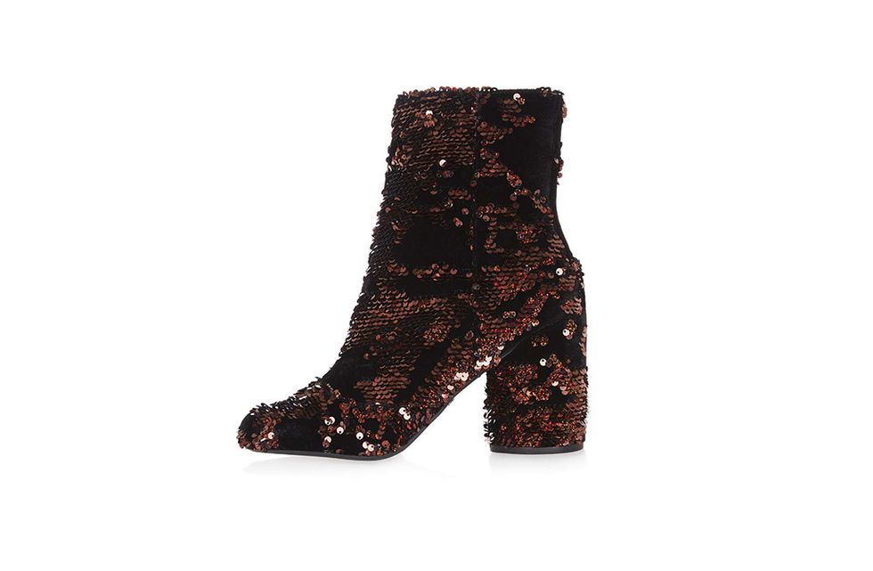 Brown, Boot, Pattern, Costume accessory, Sock, Leather, Woolen, Fashion design, 