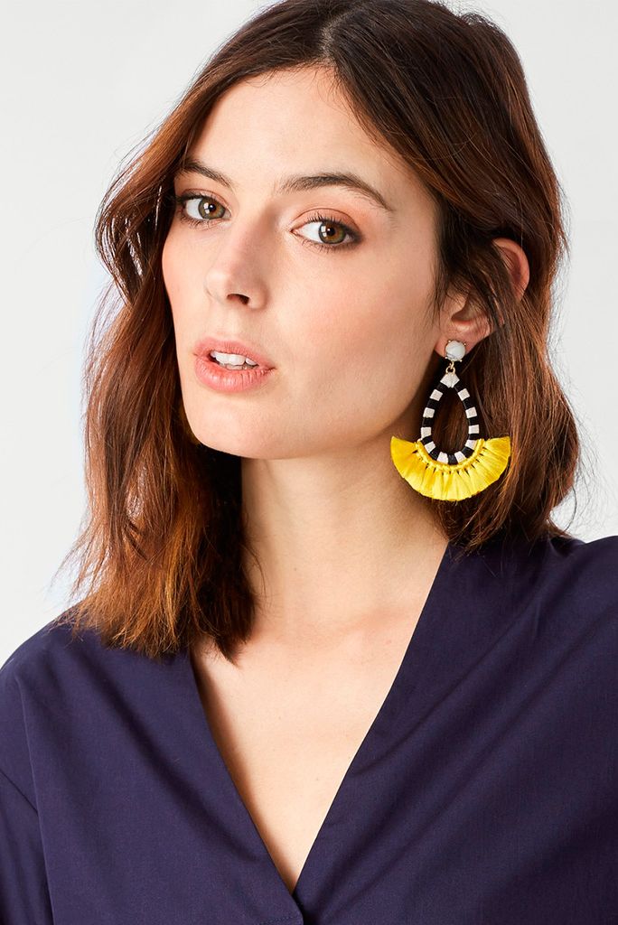 Hair, Hairstyle, Beauty, Neck, Yellow, Lip, Fashion accessory, Jewellery, Brooch, Collar, 