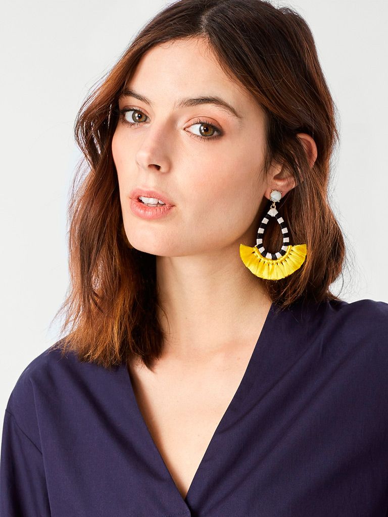 Hair, Hairstyle, Beauty, Neck, Yellow, Lip, Fashion accessory, Jewellery, Brooch, Collar, 