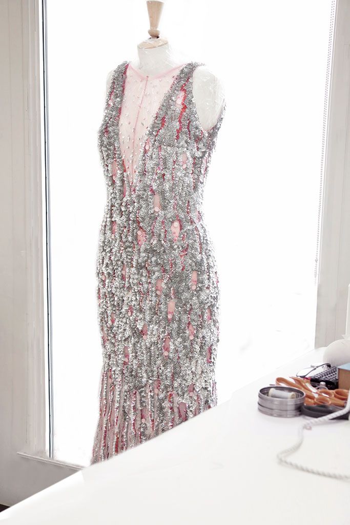 Shoulder, Dress, Textile, One-piece garment, Pattern, Day dress, Grey, Tablecloth, Mannequin, Cocktail dress, 