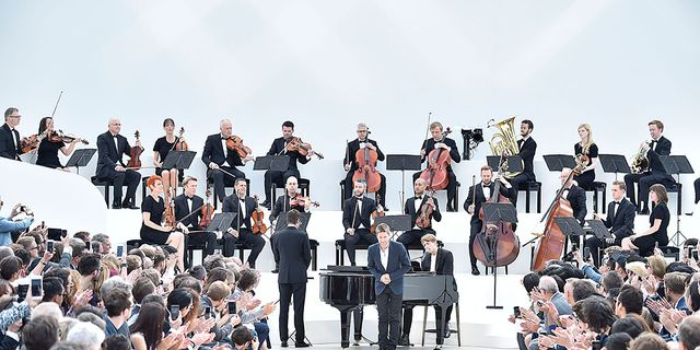 Violin family, Musician, Crowd, Musical ensemble, Band plays, Bowed string instrument, Cellist, Chair, Audience, Orchestra, 