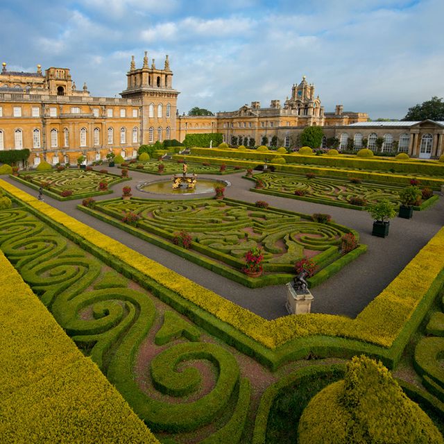 Garden, Hedge, Palace, Shrub, Landscaping, Estate, Botanical garden, Park, Château, Stately home, 
