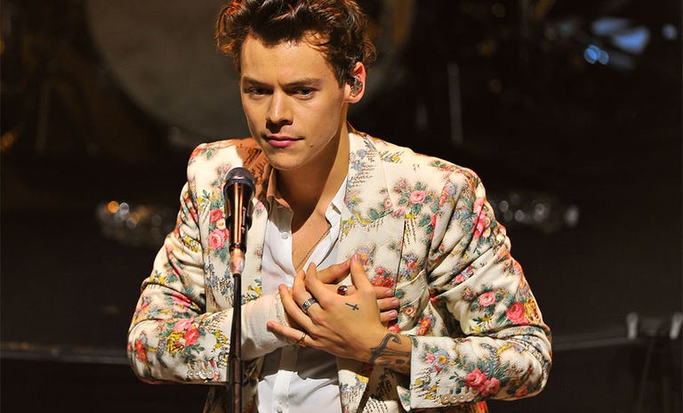Resultado de imagen de trajes harry styles