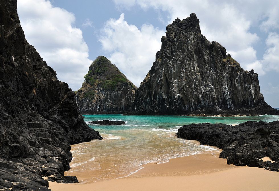 Body of water, Coastal and oceanic landforms, Coast, Cloud, Rock, Outcrop, Bedrock, Formation, Promontory, Beach, 