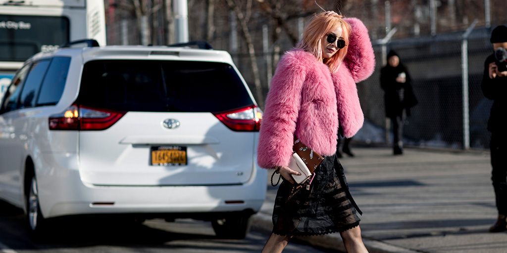 Invierte en un abrigo de pelo rosa y siempre tendrás un look en