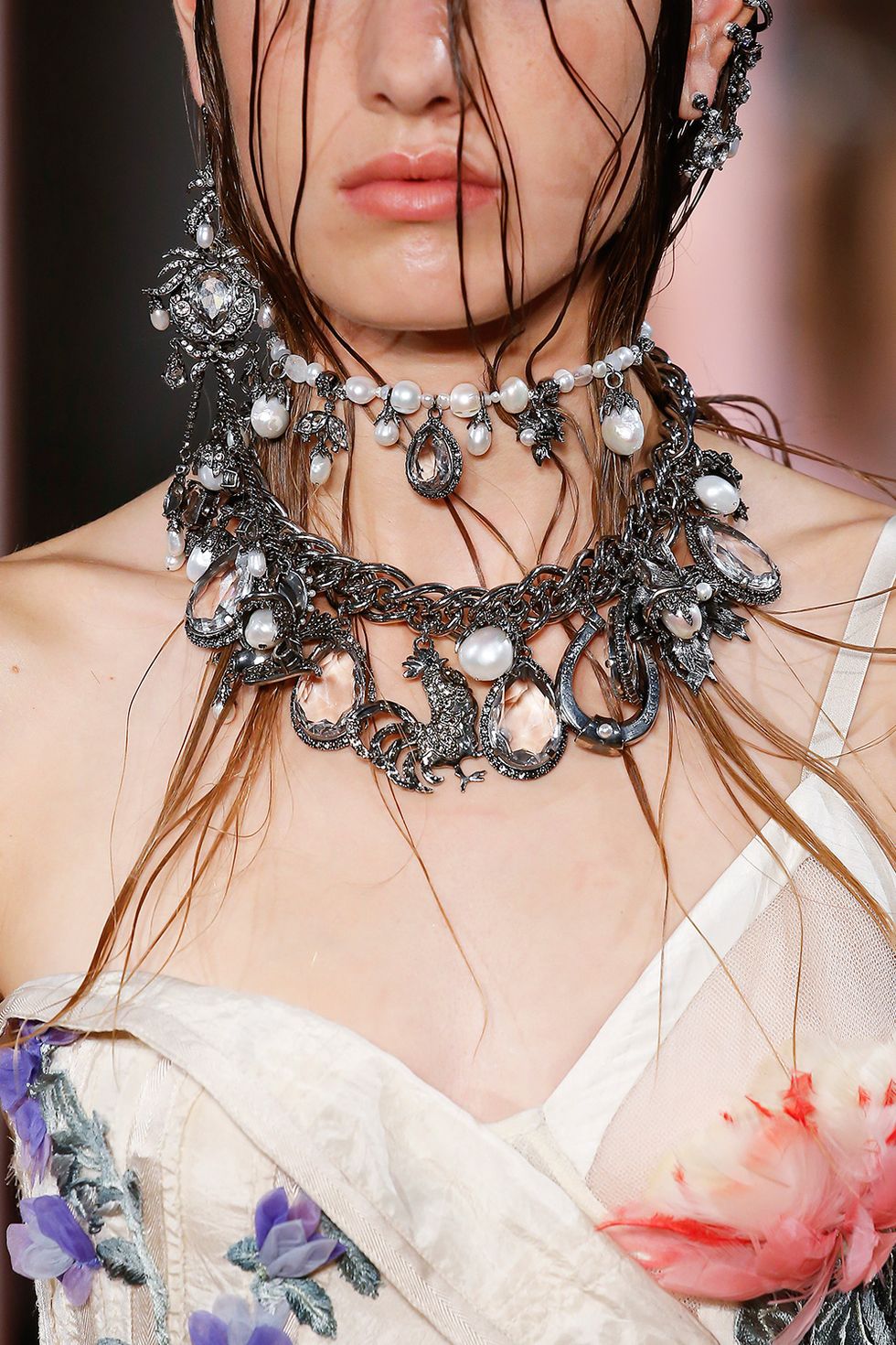 Hair, Fashion, Neck, Beauty, Skin, Necklace, Chin, Jewellery, Hairstyle, Haute couture, 