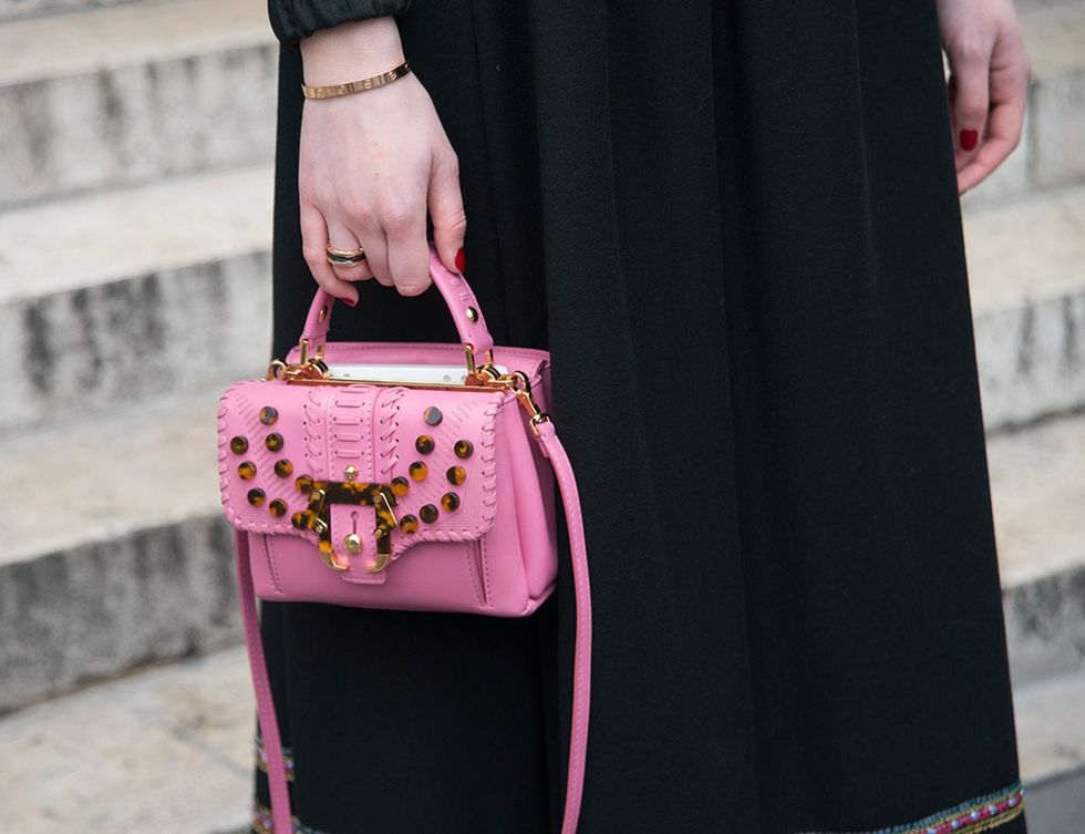 Finger, Bag, Pink, Style, Magenta, Fashion accessory, Shoulder bag, Luggage and bags, Purple, Fashion, 