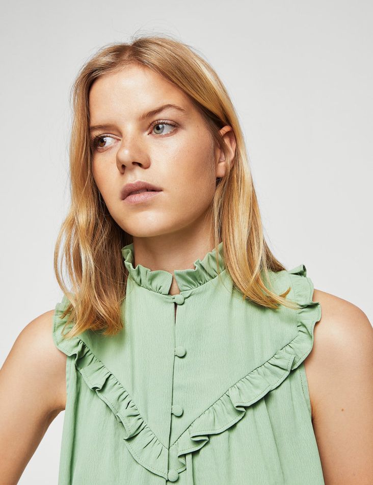 Hair, Clothing, Green, Blond, Hairstyle, Beauty, Shoulder, Collar, Neck, Necklace, 