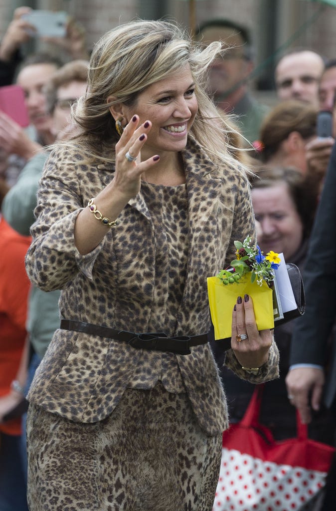 Style, Dress, Fashion accessory, Crowd, Street fashion, Blond, Bag, Necklace, Brown hair, Headpiece, 