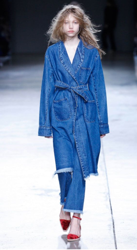 Blue, Fashion show, Textile, Winter, Outerwear, Runway, Style, Fashion model, Street fashion, Electric blue, 