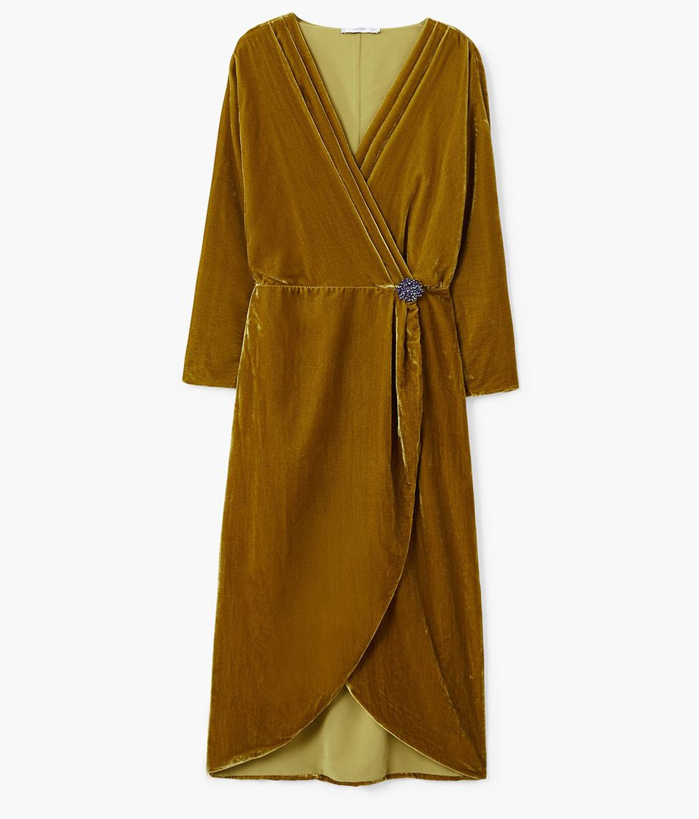 Clothing, Robe, Yellow, Dress, Brown, Sleeve, Outerwear, Day dress, Nightwear, Costume, 