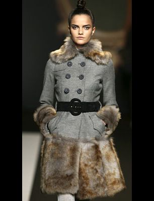 Sleeve, Human body, Shoulder, Textile, Joint, Outerwear, Fashion show, Collar, Style, Coat, 