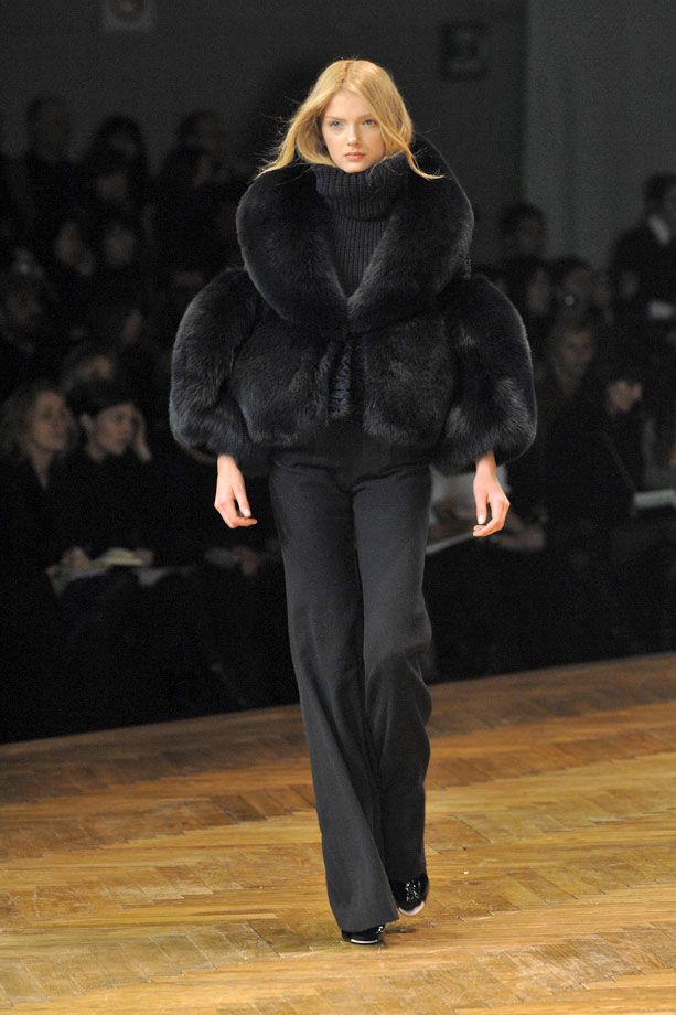 Fashion show, Joint, Outerwear, Runway, Style, Fashion model, Fashion, Street fashion, Fur, Fashion design, 