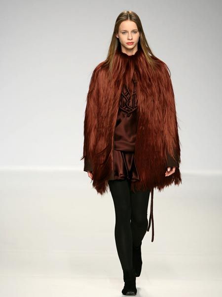 Clothing, Brown, Sleeve, Human body, Shoulder, Fashion show, Textile, Joint, Winter, Outerwear, 