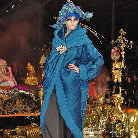 Costume accessory, Tradition, Costume design, Costume hat, Costume, Stage, Monarch, 