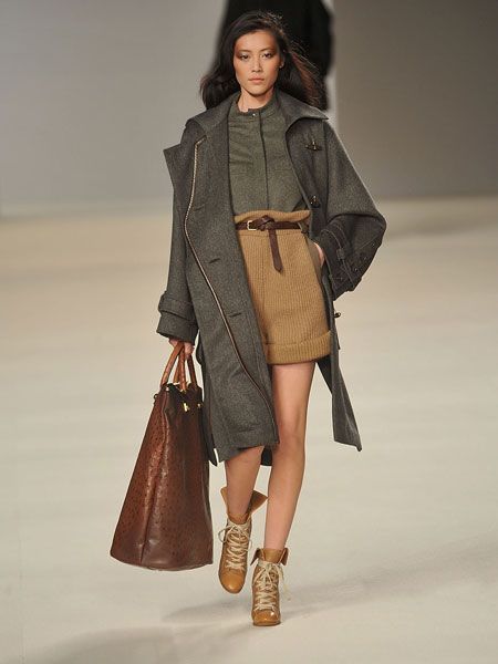 Brown, Sleeve, Human leg, Textile, Joint, Outerwear, Style, Bag, Fashion accessory, Khaki, 