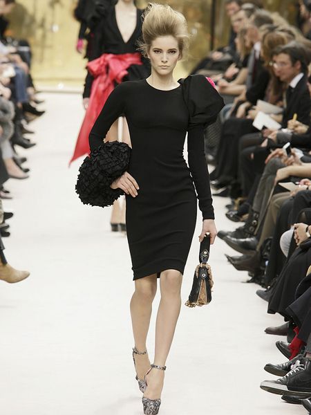 Un modelo presenta una creación de Louis Vuitton durante la semana de moda  de invierno 2017/2018 de otoño de las mujeres listas para usar en París,  Francia, el 7 de marzo de