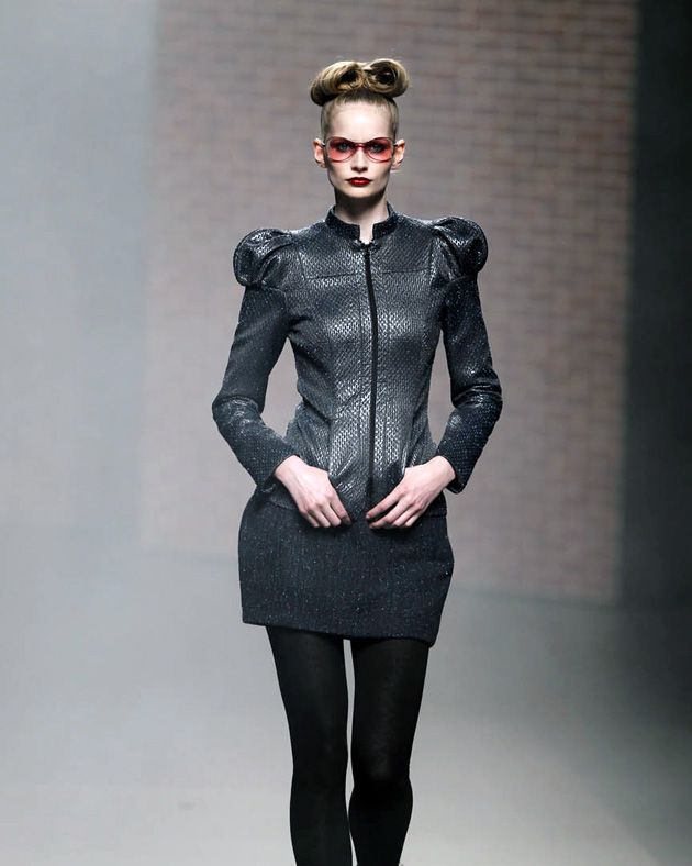 Clothing, Sleeve, Human body, Shoulder, Textile, Joint, Outerwear, Style, Knee, Fashion model, 