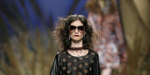 Clothing, Human body, Shoulder, Sunglasses, Joint, Fashion show, Outerwear, Style, Fashion model, Street fashion, 