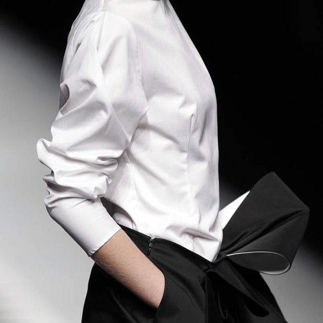 Sleeve, Collar, Style, Monochrome photography, Black, Black-and-white, Bag, Cuff, Shoulder bag, Fashion design, 