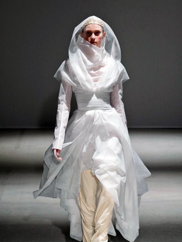 Sleeve, Bridal veil, Veil, Bridal clothing, Costume design, Dress, Fashion, Wedding dress, Gown, High heels, 