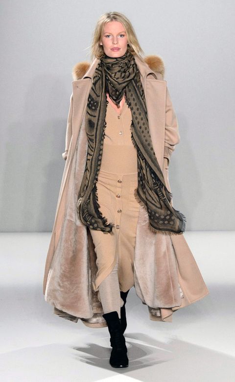 Clothing, Brown, Fashion show, Shoulder, Textile, Joint, Outerwear, Runway, Winter, Fashion model, 
