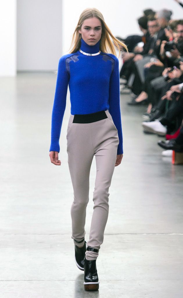 Clothing, Blue, Sleeve, Shoulder, Textile, Joint, Outerwear, Waist, Style, Fashion show, 