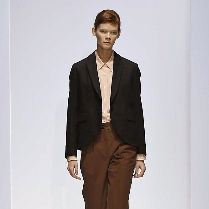 Brown, Collar, Sleeve, Human body, Shoulder, Joint, Outerwear, Formal wear, Style, Fashion show, 