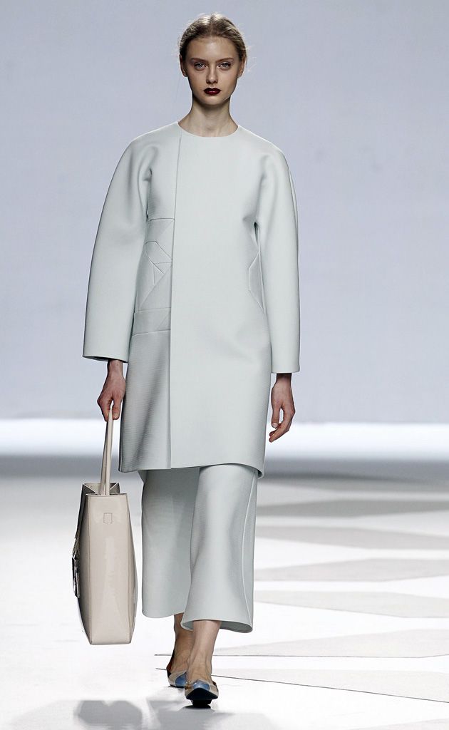 Clothing, Sleeve, Shoulder, Joint, Outerwear, White, Standing, Bag, Style, Fashion show, 