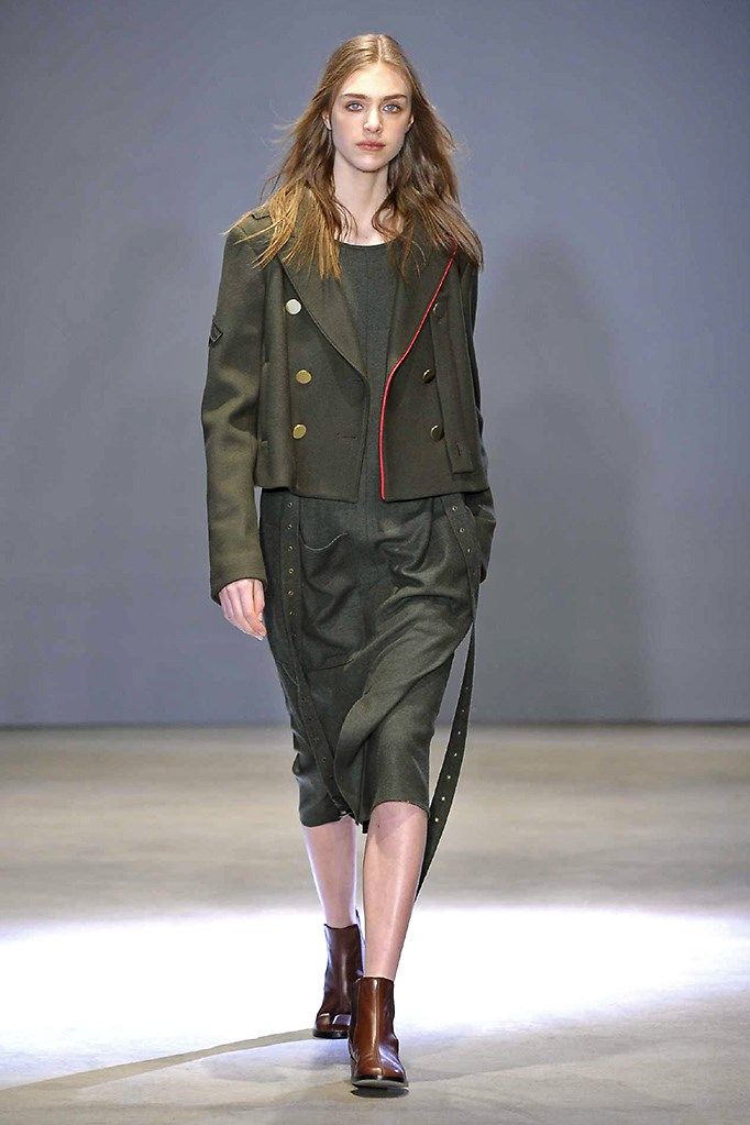 Clothing, Human, Sleeve, Human body, Shoulder, Fashion show, Joint, Outerwear, Runway, Style, 