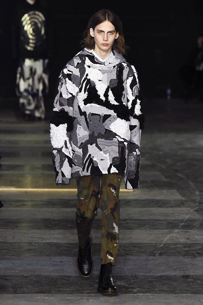 Outerwear, Fashion show, Style, Camouflage, Street fashion, Fashion model, Pattern, Runway, Fashion, Military camouflage, 