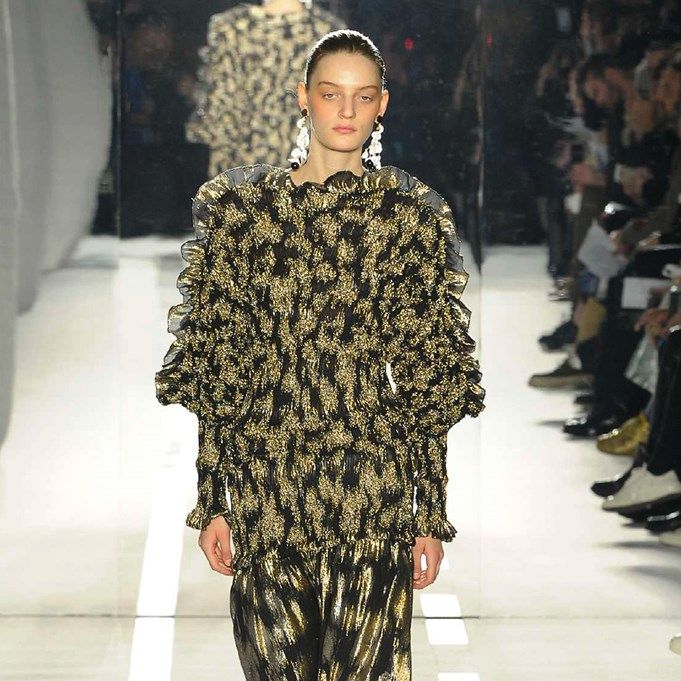 Fashion show, Shoulder, Joint, Runway, Style, Fashion model, Camouflage, Military camouflage, Fashion, Neck, 