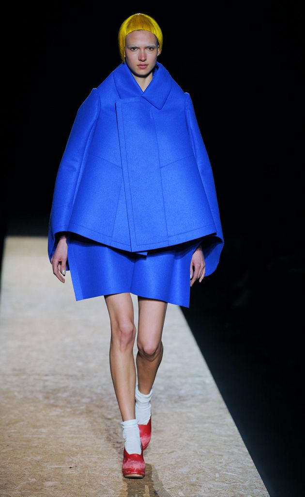 Blue, Sleeve, Joint, Outerwear, Collar, Electric blue, Fashion show, Fashion, Knee, Cobalt blue, 
