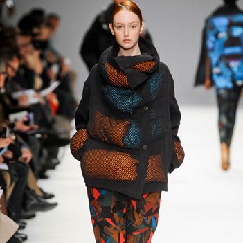 Fashion show, Brown, Sleeve, Human body, Shoulder, Runway, Textile, Pattern, Joint, Outerwear, 