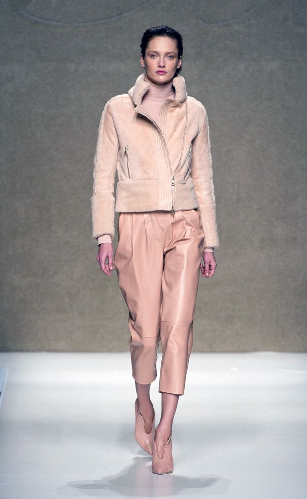 Clothing, Brown, Sleeve, Human body, Fashion show, Shoulder, Textile, Collar, Runway, Joint, 