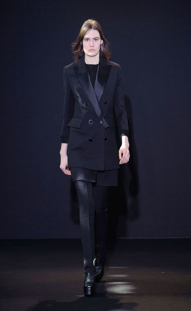 Collar, Sleeve, Human body, Coat, Joint, Outerwear, Standing, Formal wear, Style, Pantsuit, 