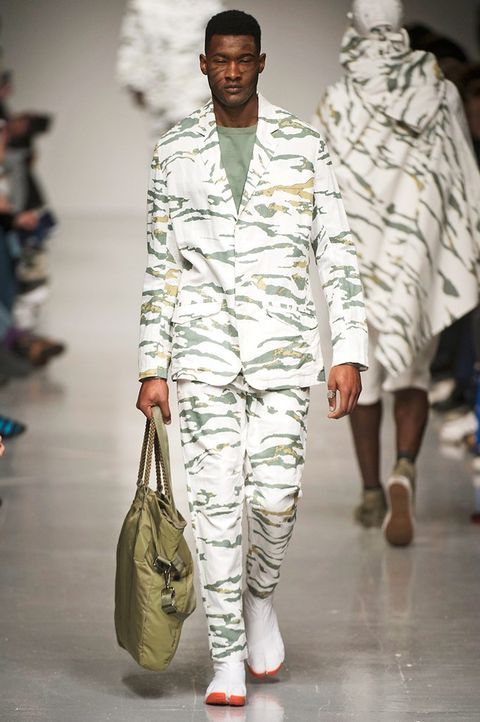 Soldier, Joint, Military uniform, Military camouflage, Bag, Runway, Fashion, Camouflage, Fashion show, Street fashion, 