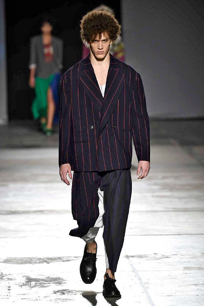 Hombre con chaqueta de piel negra y Vivienne Westwood mochila antes de  Giorgio Armani Fashion Show, la Semana de la moda de Milán street style en  enero de 2017 Fotografía de stock 